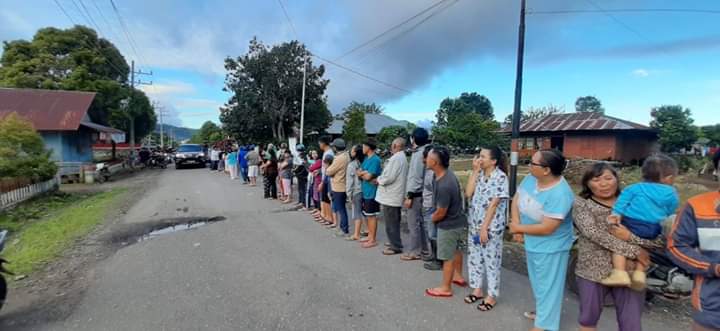 VAP Bagi-bagi Masker dan Berbagi kasih di BMR, Warga Berbaris di Pinggir Jalan