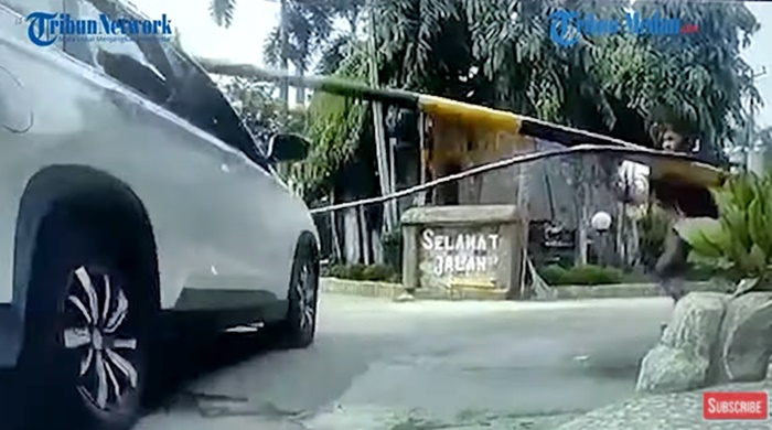 video-cctv-pelaku-pembunuhan-melarikan-diri-nekat-tabrak-portal-saat-diadang-warga.jpg