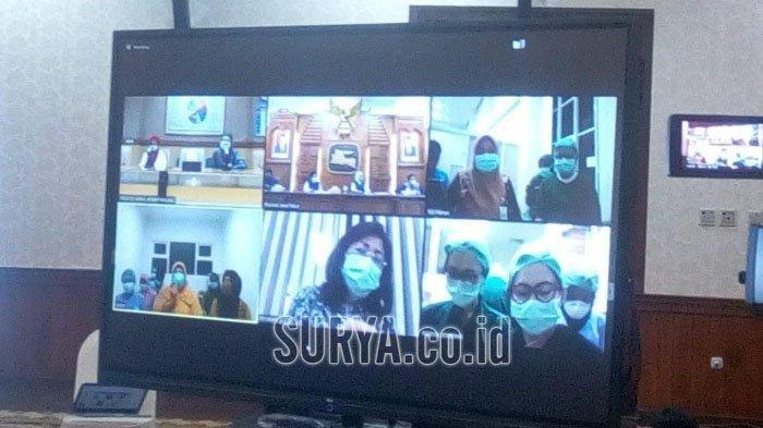 video-conference-dokter-dan-tenaga-medis-perempuan-357373.jpg