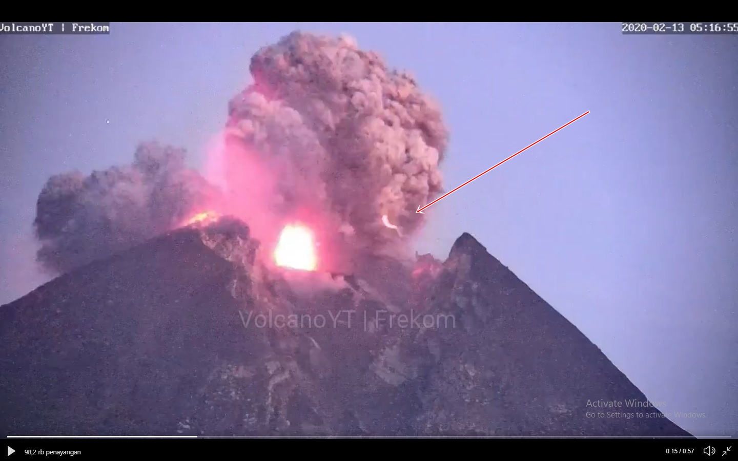 video-gunung-merapi-erupsi-terekam-detik-detik-kilat-menyambar-usai-letusan-abu-dan-lahar.jpg