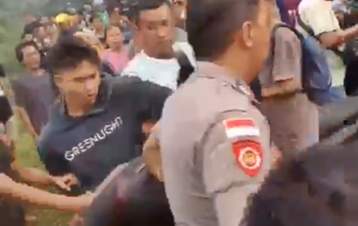 video-pria-diduga-odgj-diamankan-polisi-dan-warga-usai-ngamuk-bacok-sembarang-orang-di-kotamobagu1.jpg