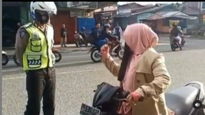 Viral Emak-emak Marah Sambil Berteriak ke Polisi, Padahal Tak Pakai Helm, Tonton Videonya