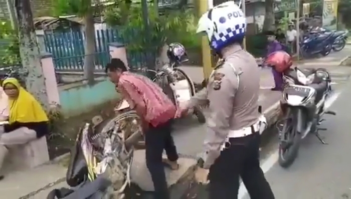 Video Viral Pria Banting Motor: 'Ini Ambil, Banyak Yang tak Pakai Helm Kenapa tak Kalian Tilang'