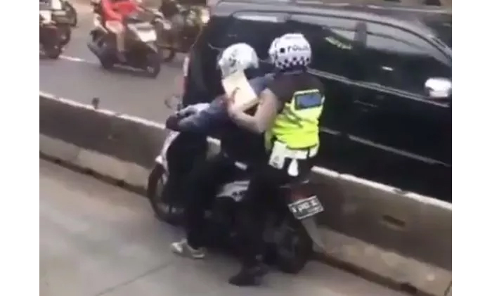 viral-polisi-tilang-pelanggar-di-busway.jpg