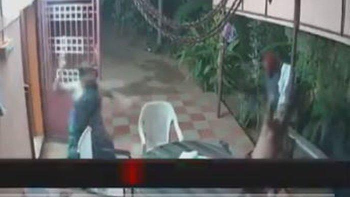 VIDEO Kakek Nenek Lawan Perampok Hanya dengan Sandal dan Kursi, Lihat Apa yang Terjadi Selanjutnya!