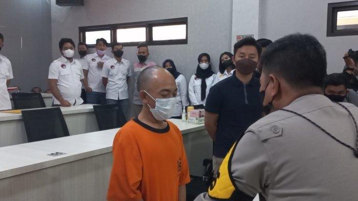 wa-36-guru-ngaji-yang-juga-pimpinan-salah-satu-pondok-pesantren.jpg