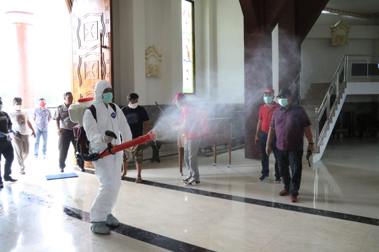 wabup-rd-pantau-langsung-penyemprotan-disinfektan-di-16-lokasi.jpg