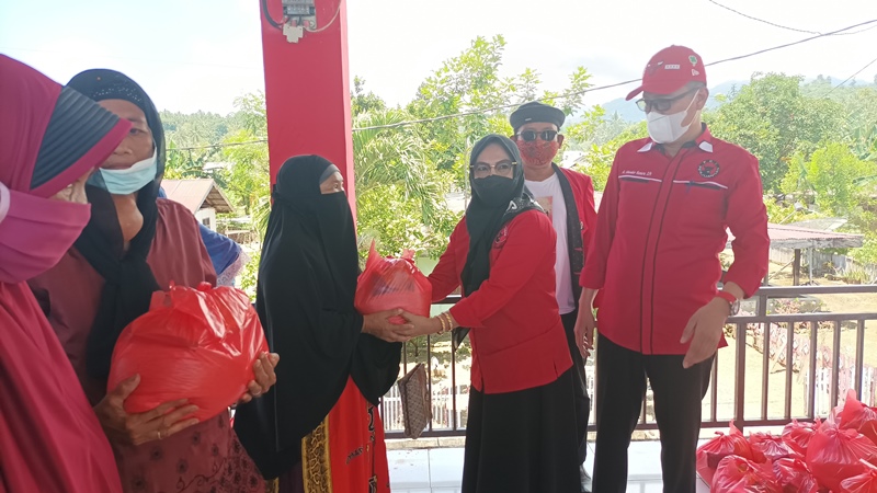 DPC PDIP Bolsel Berbagi Bansos, Amanah Gobel: Meringankan Beban Masyarakat yang Terdampak Covid
