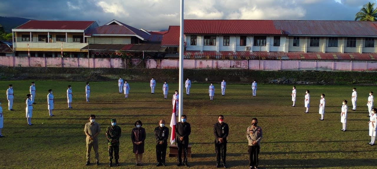 wakil-bupati-drs-jocke-legi-mengukuhkan-pasukan-pengibar-bendera-paskibra-kabupaten-mitra.jpg