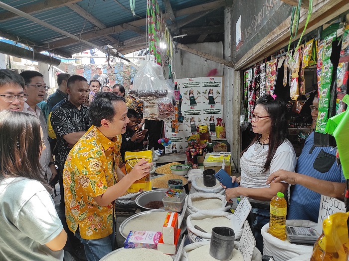wakil-menteri-perdagangan-ri-jerry-sambuaga-berdiskusi-dengan-pedagang-di-pasar-bahu0.jpg