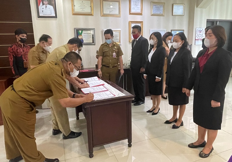 Dasar ‘Surat Sakti’ dari Dirjen Dukcapil Kemendageri, Wawali Bitung Hengky Honandar Lantik 4 ASN