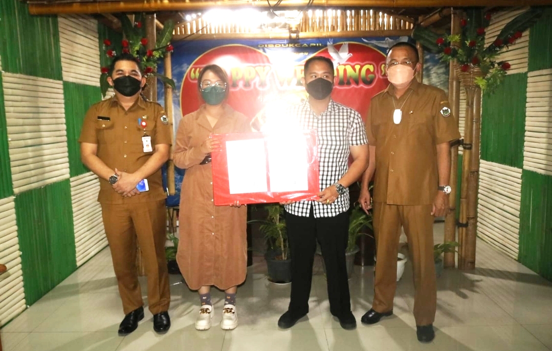 wakil-wali-kota-tomohon-wenny-lumentut-saat-menyerahkan-dokumen-kependudukan.jpg