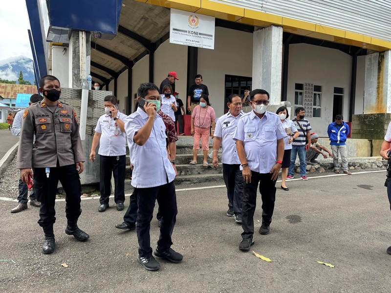 wali-kota-bitung-pnt-maurits-mantiri-saat-diabadikan-dengan-beberapa-penatua-pkb-gmihgfhgfhgfh.jpg