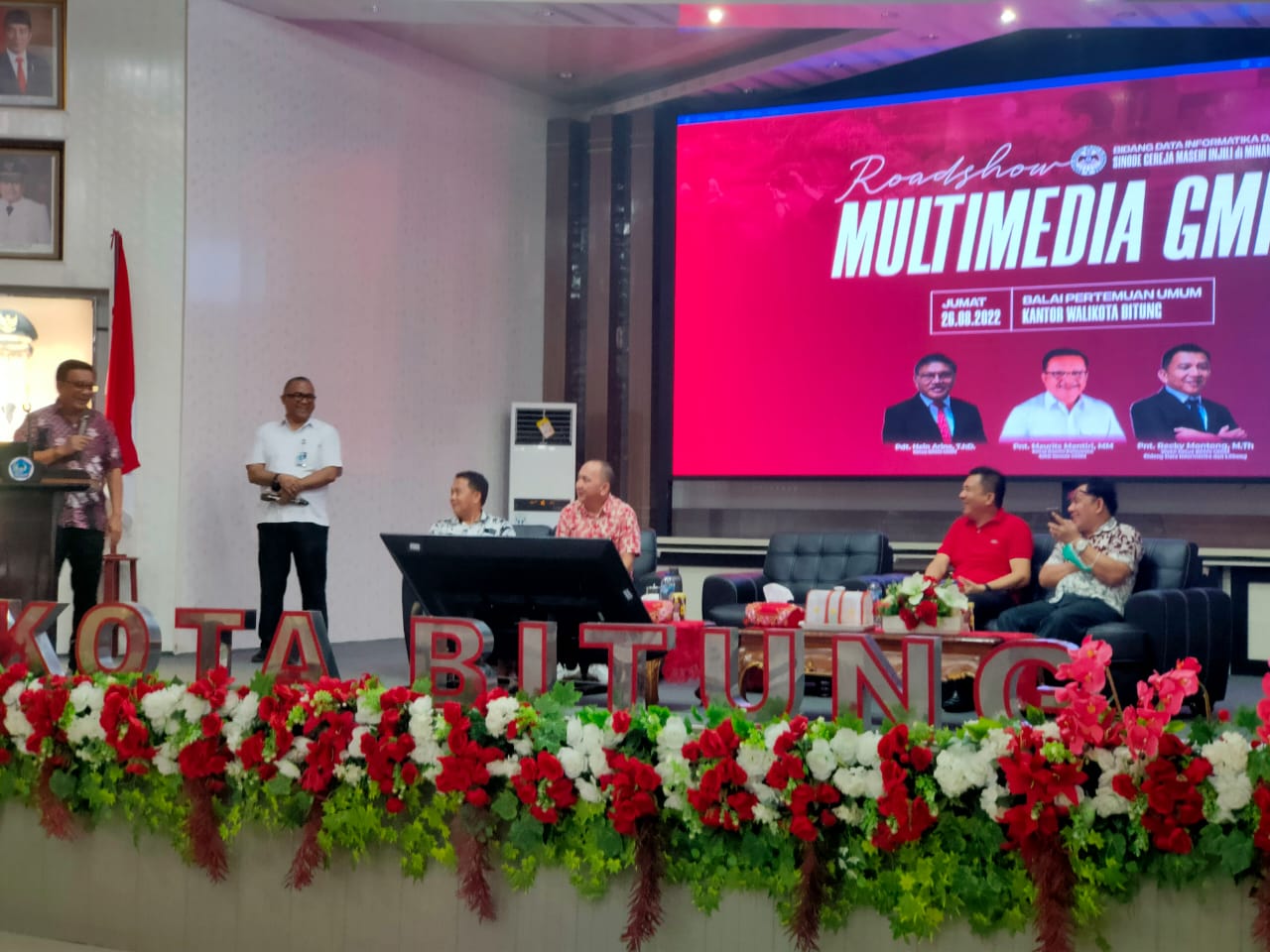 wali-kota-bitung-pnt-maurits-mantiri-saat-memberikan-sambutan-di-acara-roadshow-multimedia-gmim.jpg