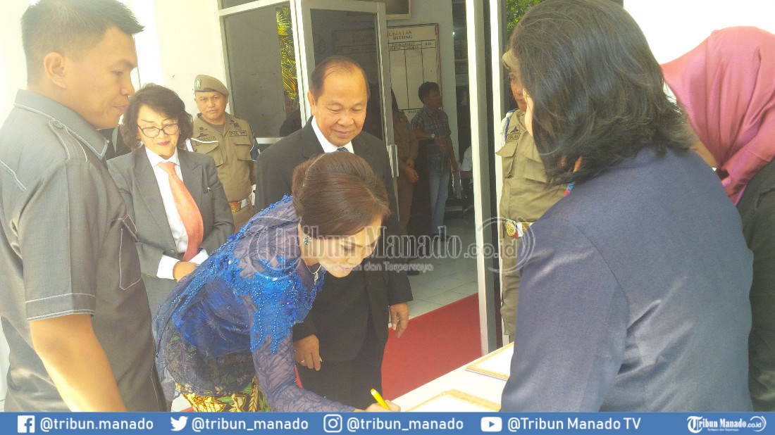 wali-kota-bitung-tiba-di-lokasi-pelantikan-anggota-dprd-bitung.jpg