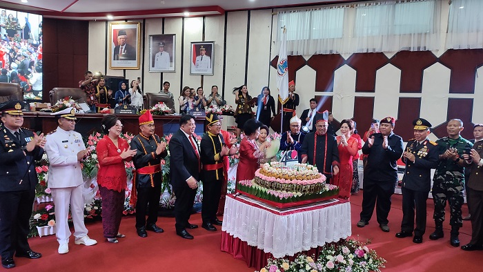 wali-kota-dan-wakil-wali-kota-manado-hadiri-rapat-paripurna-istimewa-dalam-rangka-hut-ke-40090.jpg