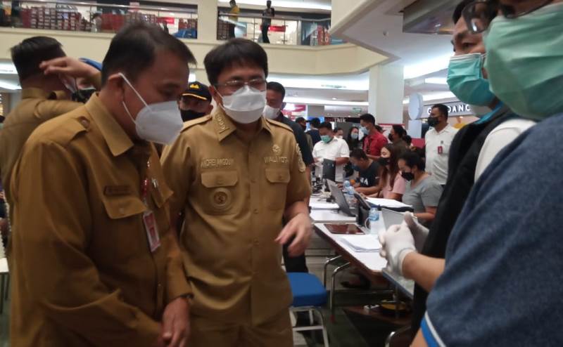 wali-kota-manado-andrei-angouw-tinjau-vaksinasi-di-mall.jpg