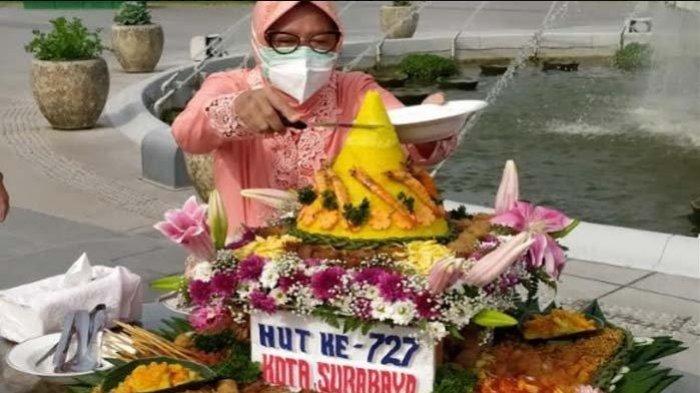 wali-kota-risma-memotong-tumpeng-perayaan-hari-jadi-kota-surabaya-hjks-ke-727.jpg