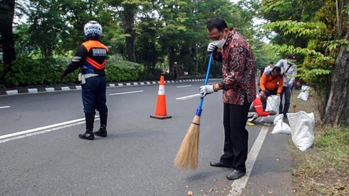 wali-kota-surabaya-eri-cahyadi-terjun-langsung-untuk-memantau-kebersihan.jpg