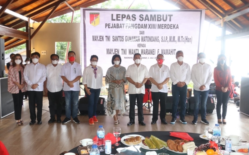 wali-kota-tomohon-caroll-senduk-dalam-acara-lepas-sambut-pangdam-xiiimerdeka-57767657.jpg