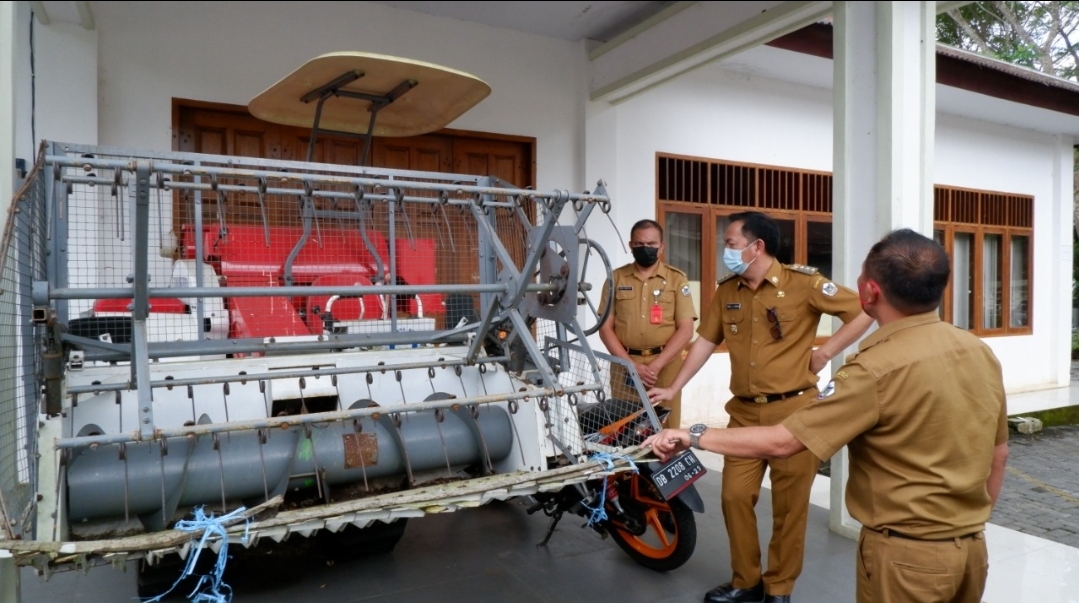 Sidak di Sejumlah SKPD, Caroll Prihatin Balai Kelurahan Woloan II Rusak Tak Terawat