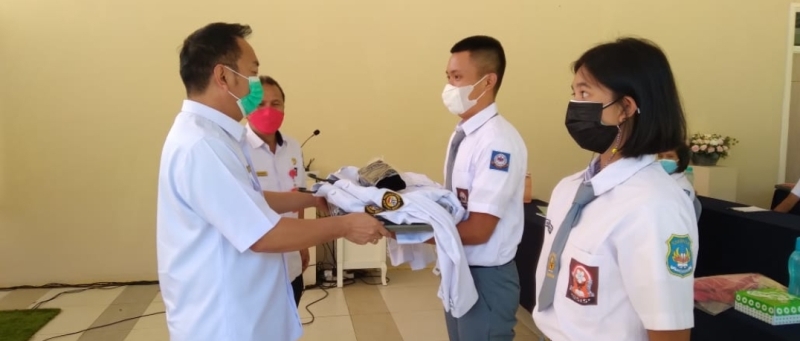 wali-kota-tomohon-menyerahkan-pakaian-dan-perlengkapan-pasukan-pengibar.jpg