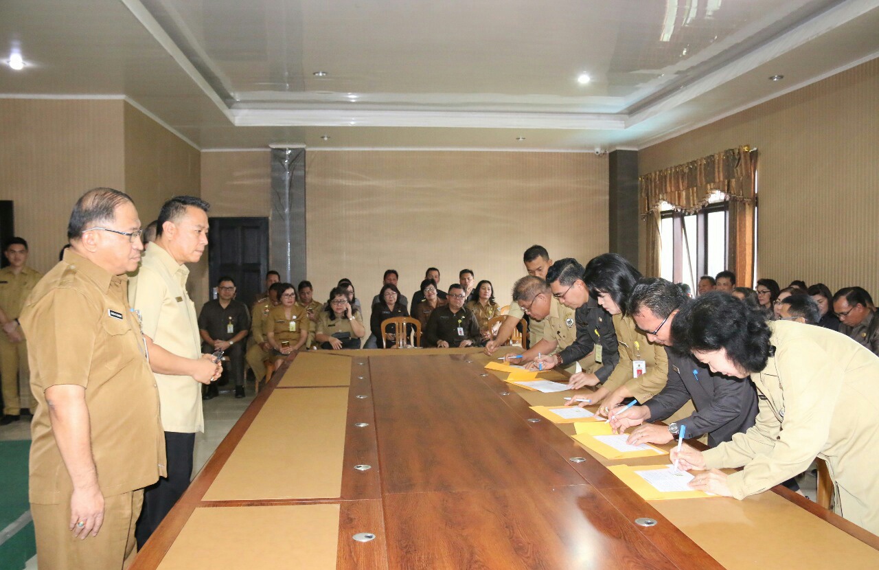 Wali Kota Tomohon Saksikan Penandatanganan Pakta Integritas ASN