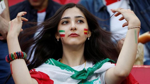 wanita-iran-menonton_20180621_173043.jpg