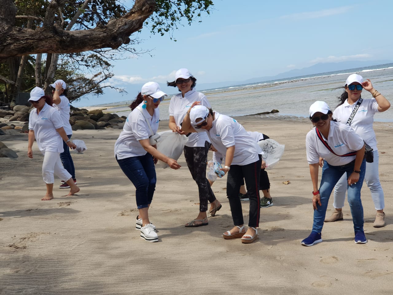 Wanita ne Toundano Peduli, Ketika Para ‘Wewene Minahasa’ Bersihkan Pantai Bulo Rerer