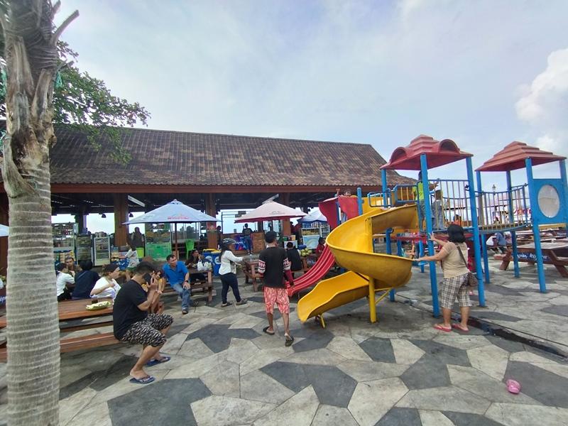 Manfaatkan Hari Libur, Warga Sulawesi Utara Padati Kawasan Wisata Malalayang Beach Walk
