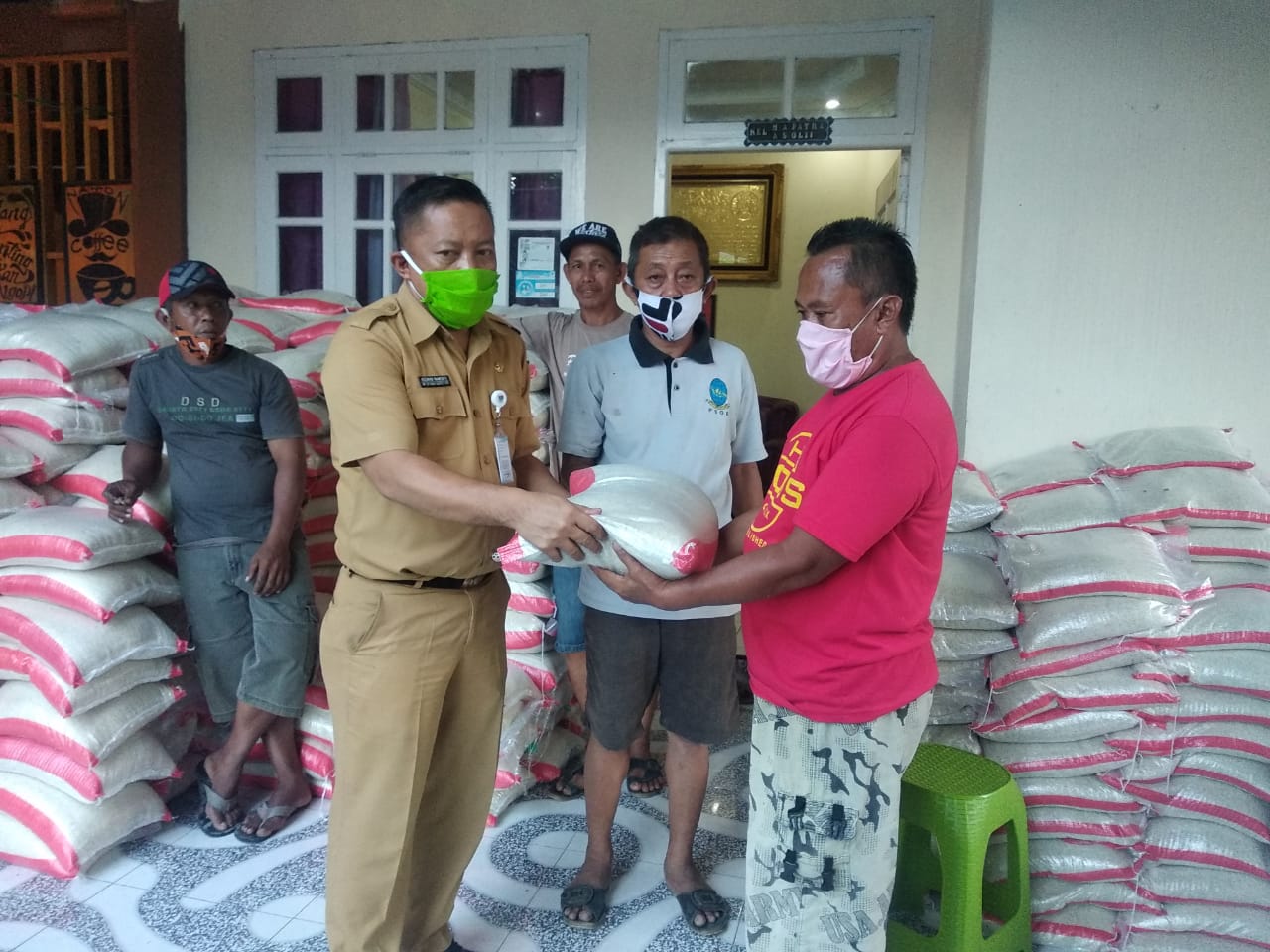 Warga Kayumoyondi Telah Menerima Bantuan Bapok Covid-19 Tahap Dua dari Pemkab Boltim