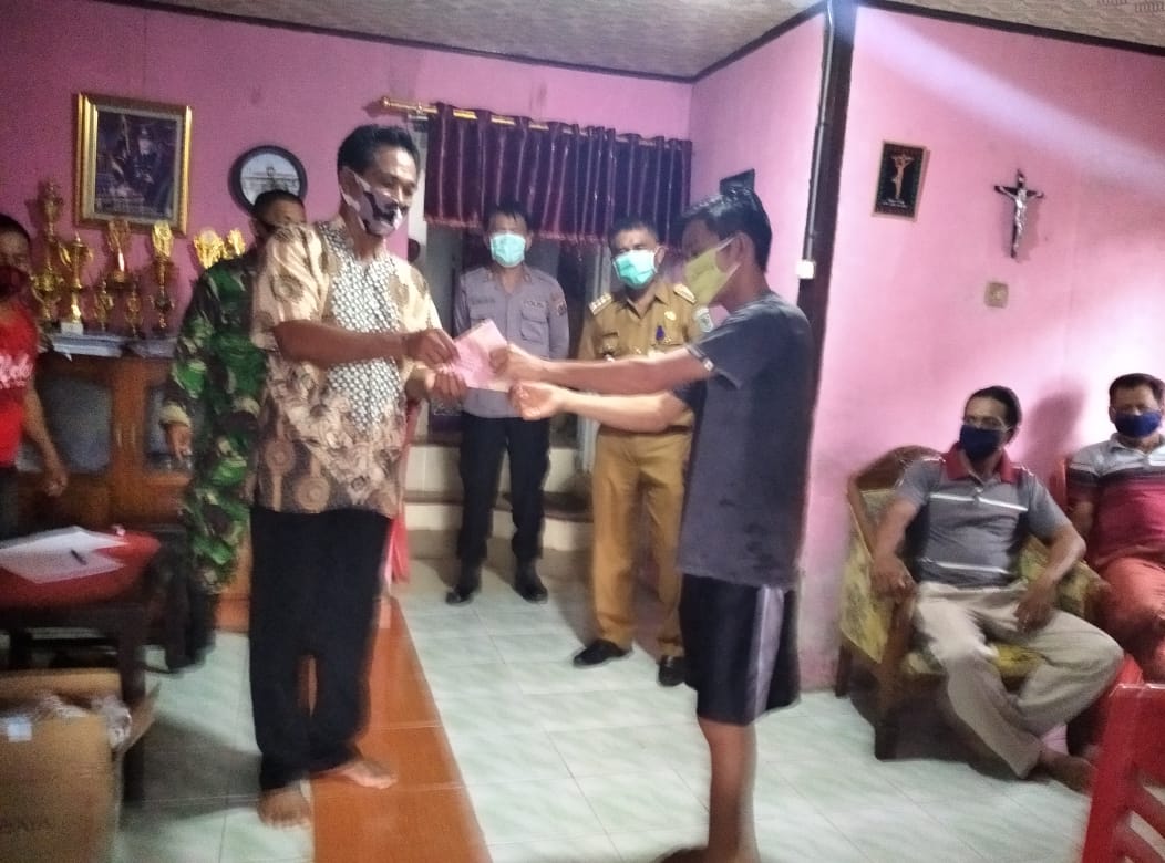 warga-kecamatan-sang-tombolang-mulai-terima-blt-dana-desa.jpg