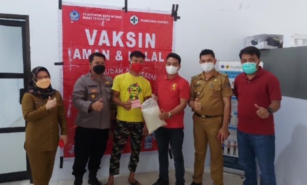 warga-menerima-beras-5-kg-usai-menjalani-vaksin-dosis-1ckfkfck.jpg