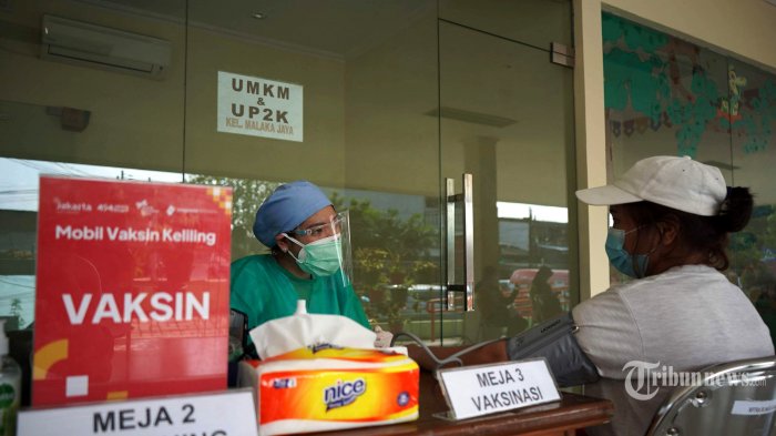 warga-menjalani-vaksinasi-covid-19-di-ruang-publik-terpadu-ramah-anak.jpg