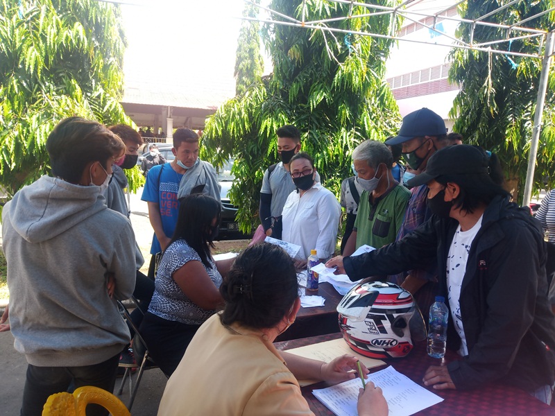 Warga Minsel Padati Kantor Disdukcapil untuk Urus Suket dan e-KTP