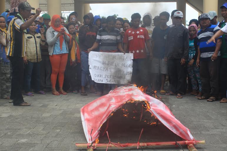 warga-serbu-kantor-bupati-bolmong_20151109_204156.jpg