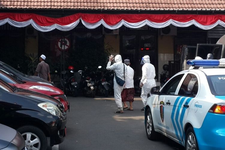 Pria yang Rebut dan Cium Jenazah Pasien Covid-19 Dijemput Satu Kompi Polisi