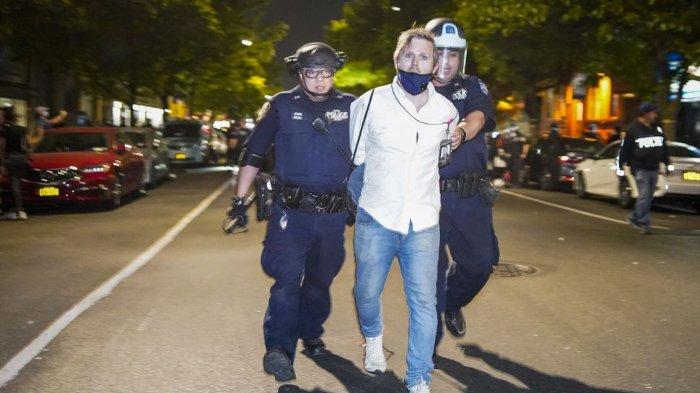 Kisah Wartawan Kulit Putih, Ditindih Polisi & Dipenjarakan dengan 15 Orang saat Demo Bela Floyd