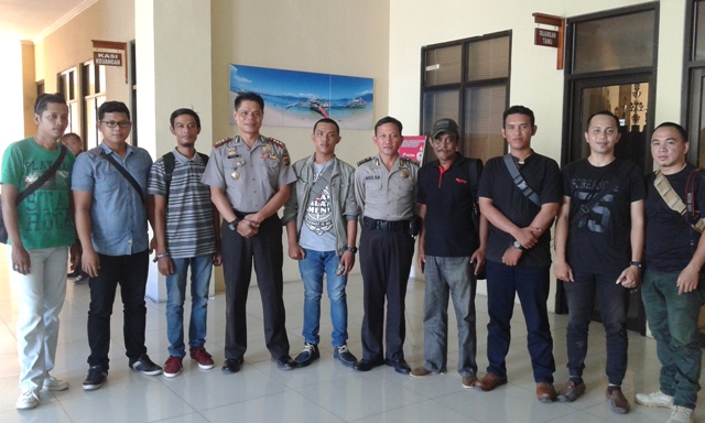 wartawan-yang-bertugas-di-polresta-manado_20160302_154835.jpg