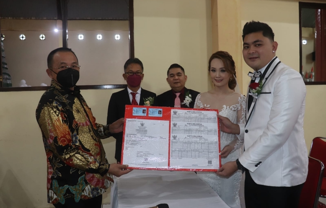 wawali-tomohon-wenny-lumentut-saat-melakukan-pencatatan-nikah78.jpg