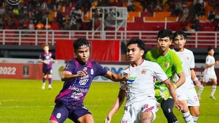 winger-rans-nusantara-fc-defri-riski-berusaha-melewati-hadangan-pemain-persija-jakarta.jpg