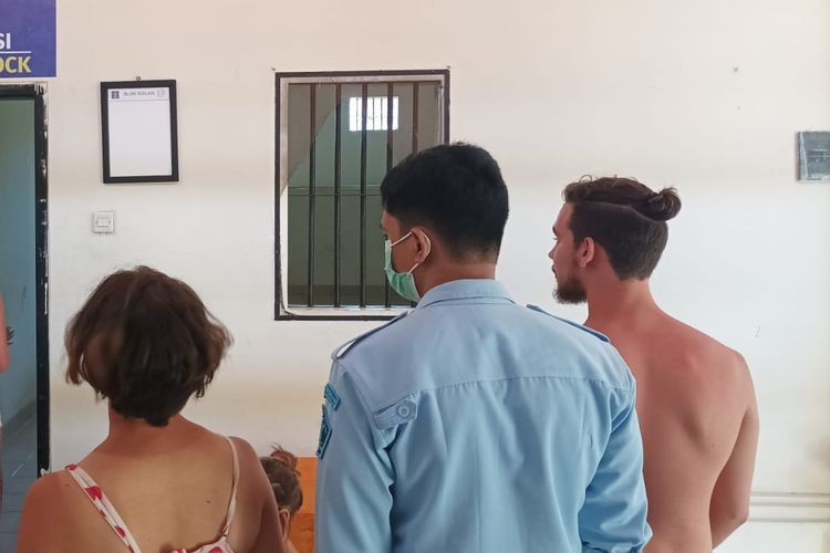 Ngotot Hadiah yang Diberi Tuhan, 6 WNA Rusia Dobrak Pintu dan Paksa Masuk ke Vila di Bali