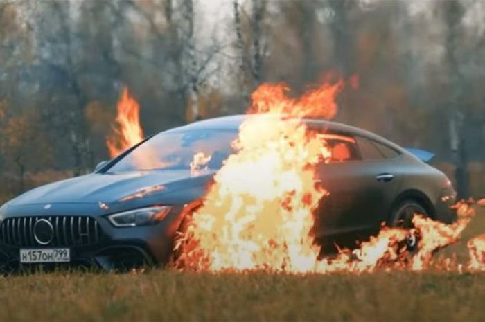 Youtuber Bakar Mobilnya Jenis Mercy Rp 2,4 Miliar, Cuma Gara-gara Hal Sepele Ini Lho