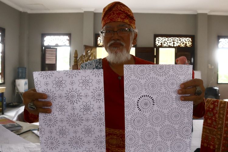 zainul-bahri-saat-menunjukkan-gambar-pola-batik-corona.jpg