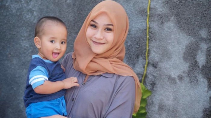 Anaknya Jadi Korban Vaksin Palsu, Zaskia Adya Mecca Tunjukkan Bukti Perbedaannya
