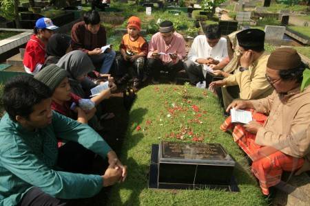 ziarah-ke-makam222_20150717_092217.jpg