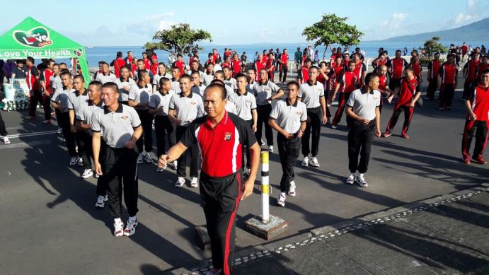 zumba-di-kawasan-megamas-manado_20180217_095327.jpg