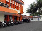 0-relawan-sedang-melakukan-penyemprotan-di-kantor-pos-pusat.jpg