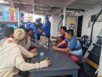 12-kru-dan-penumpang-kapal-LCT-Labora-yang-berhasil-dievakuasi908.jpg