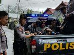 3-pemudadigerebekanggota-polrestomohon-di-kawasan-pasar-bersehati.jpg